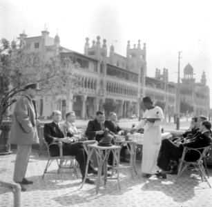 Cairo, Heliopolis. Terras aan de Ibrahim al-Lakanistreet met een groep mannen in, Bestanddeelnr 254-5435