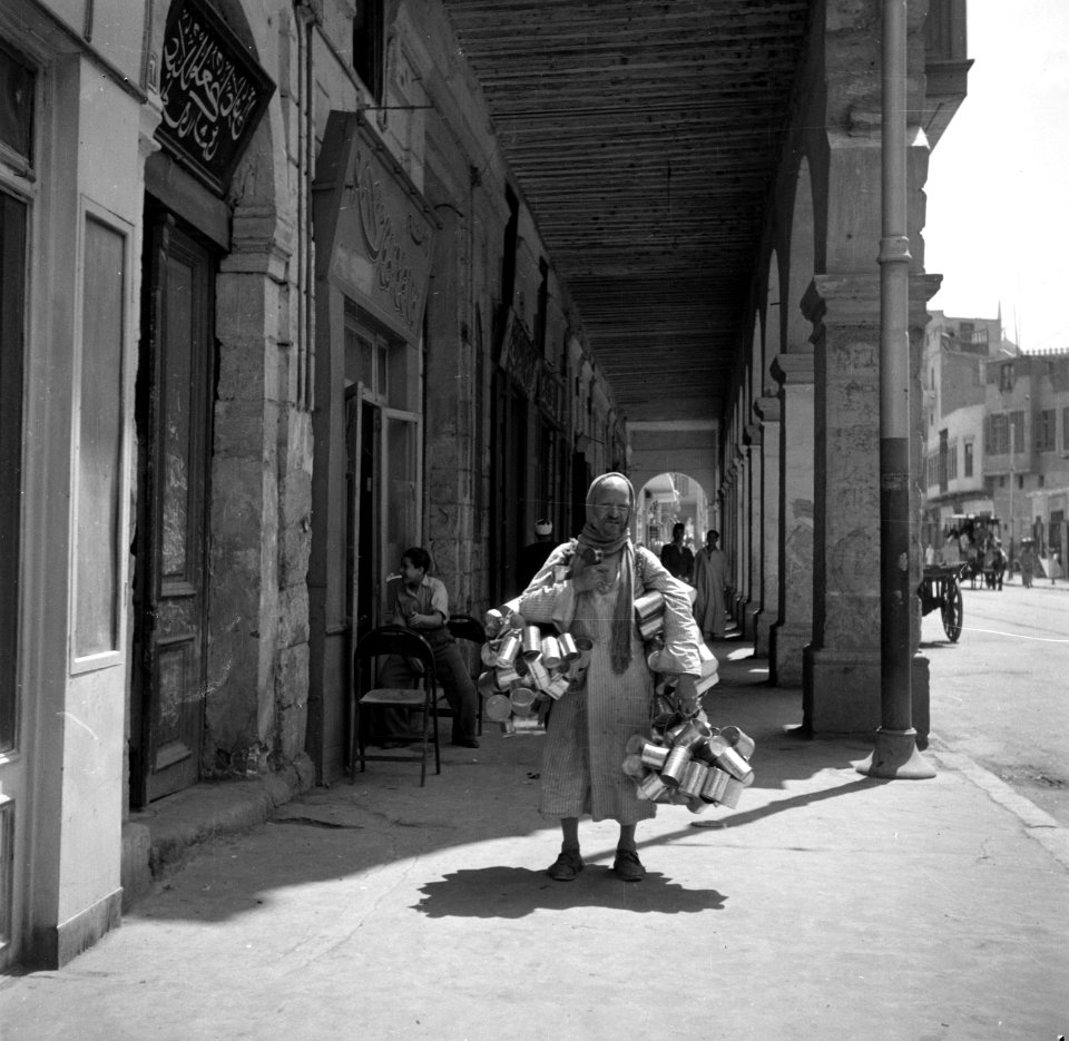 Cairo Galerij met een man die lege blikjes verkoopt, Bestanddeelnr 252-1718