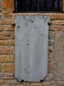 Cailloux-sur-Fontaines - Église Notre Dame de l'Assomption de Cailloux-sur-Fontaines, pierre tombale (3)