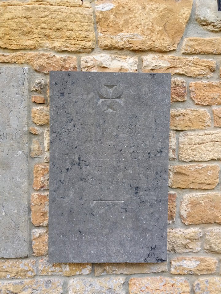 Cailloux-sur-Fontaines - Église Notre Dame de l'Assomption de Cailloux-sur-Fontaines, pierre tombale (6)