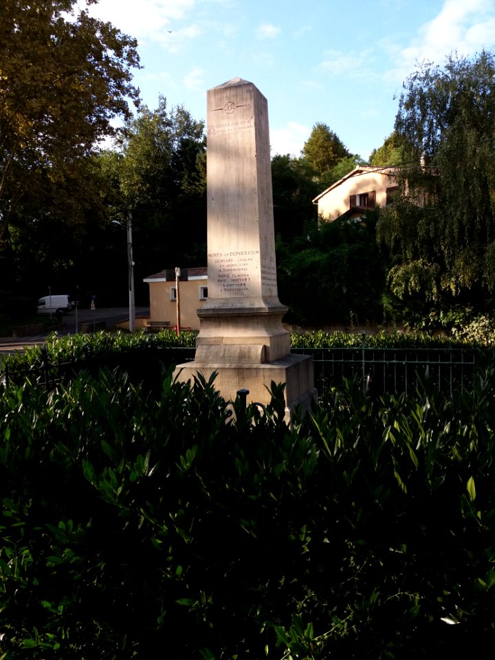 Cailloux-sur-Fontaines - Place de l'Église, monument aux morts (3)