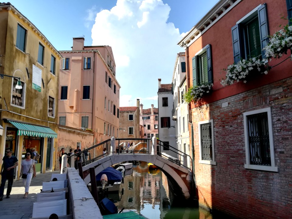 Canal in Dorsoduro (VE) 01