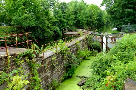 Canal lock - Windsor Locks Canal State Park Trail - Suffield, Connecticut - DSC04324