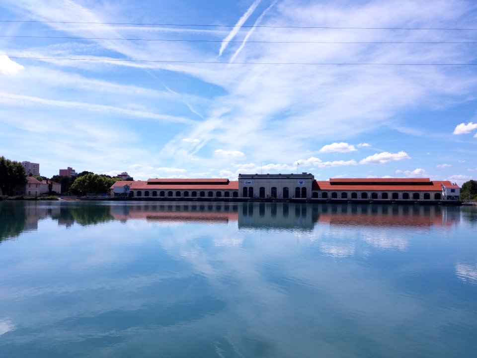 Canal de Jonage - Vue sur la centrale hydroélectrique de Cusset depuis le bateau l'Évasion