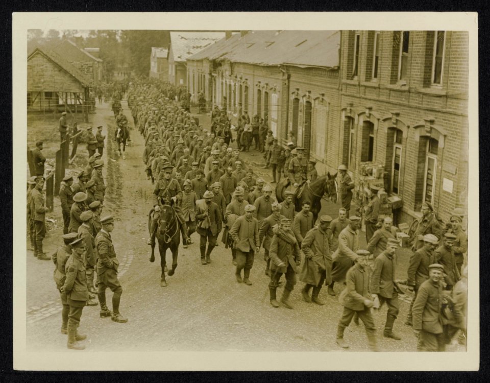 Canadians captives marching through a town, Bestanddeelnr 158-1148