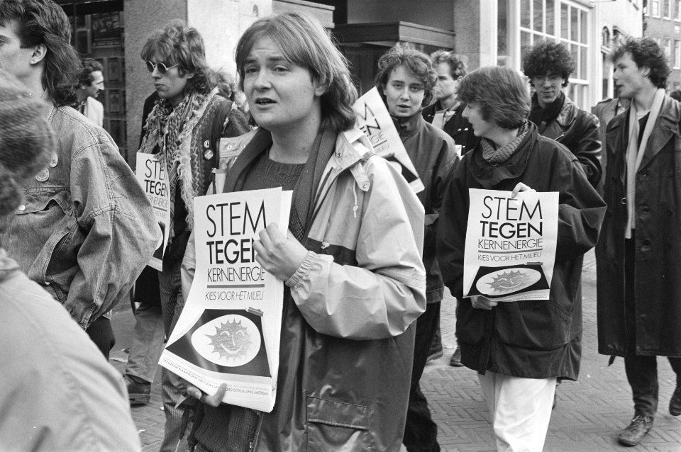 Campagne Stem tegen kernenergie gestart in Utrecht mensen met pamfletten, Bestanddeelnr 933-6169