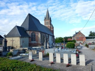 Campagne-lès-Wardrecques (Pas-de-Calais, Fr) église et 7 tombes de la CWGC