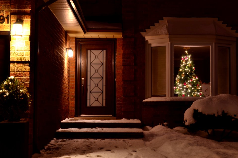 CanadaHomeHolidayTree