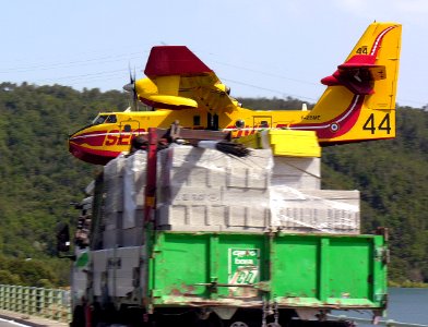 Canadairs CL-44 en rase-murs