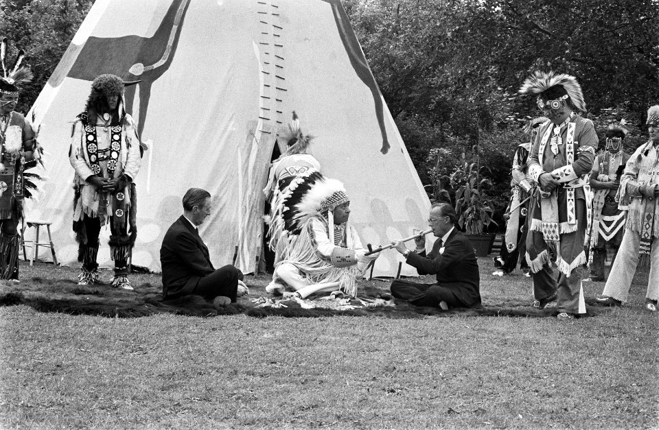 Canadese Indianen roken de vredespijp met de prins, Bestanddeelnr 922-5475