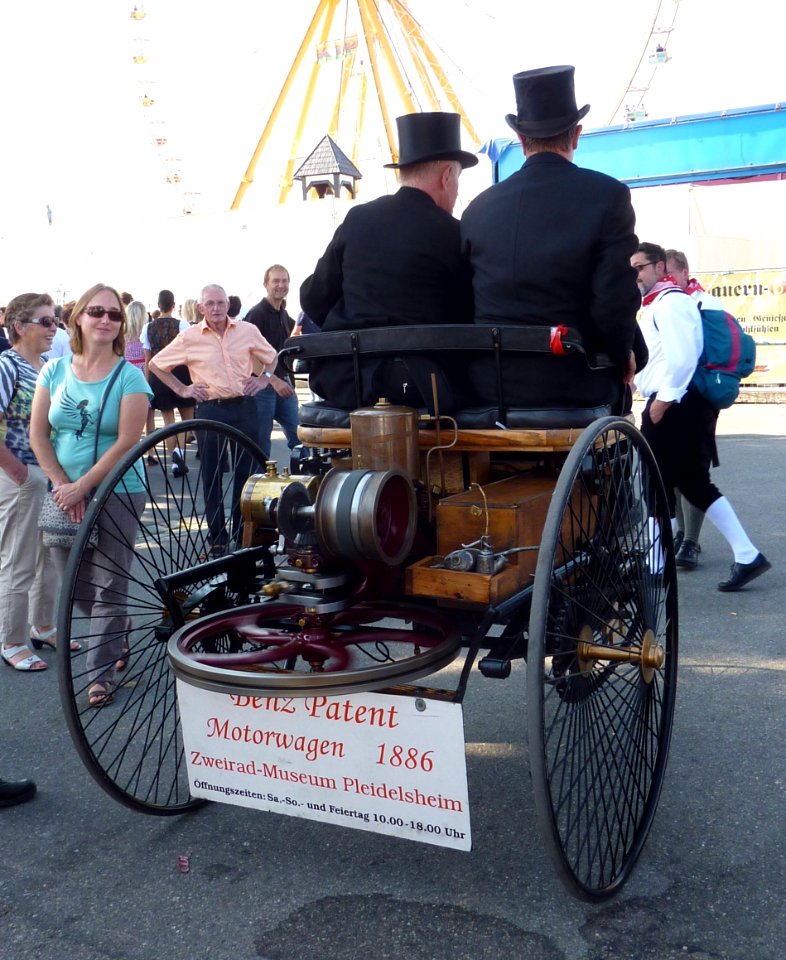 Cannstatter Volksfest 2011 Benz Patent-Motorwagen von hinten