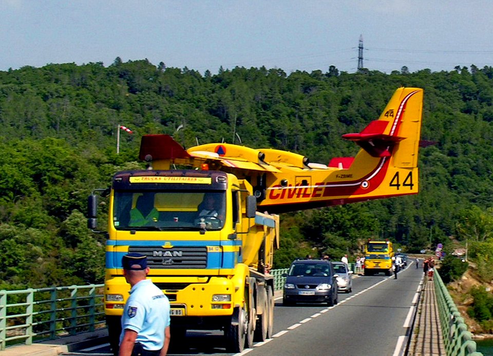Canadair CL-44 sur le pont de Pré-Claou
