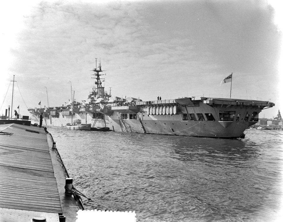 Canadees vliegtuigmotorschip Magnificent bezoekt Rotterdam, Bestanddeelnr 907-4038
