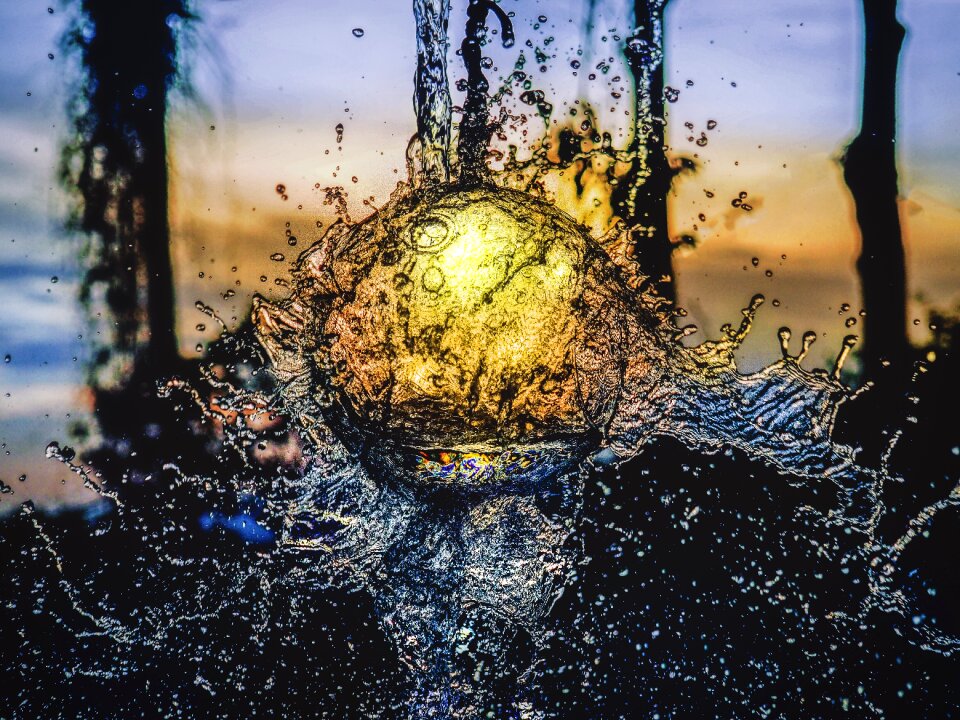 Liquid twilight splashing