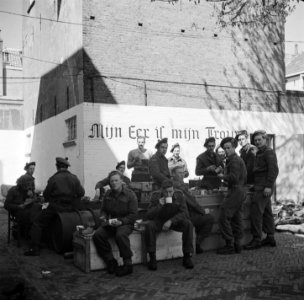 Canadese bevrijders (Queen's Own Rifles of Canada Regiment) rusten uit achter, Bestanddeelnr 900-2470