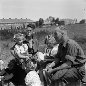 Canadese militairen helpen boeren Militairen met jonge meisjes, Bestanddeelnr 900-5481