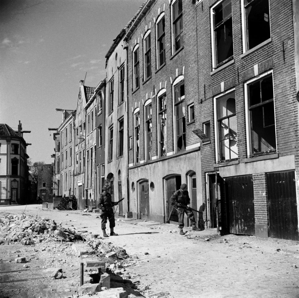 Canadese militairen doorzoeken panden in de Deventer binnenstad, Bestanddeelnr 900-2478