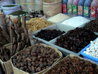 Cannelle, noix de muscade, anis au marché de Ho Chi Minh photo