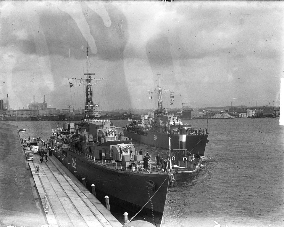 Canadeese torpedobootjager Huron en Nucinac in Amsterdam, Bestanddeelnr 904-2397