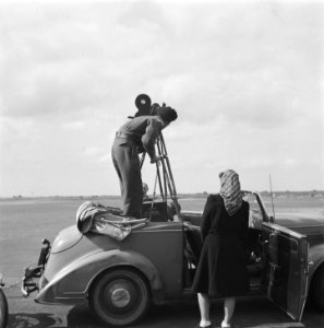 Canadese militaire cameraman heeft zich geinstalleerd op de achterbank van een a, Bestanddeelnr 900-7461