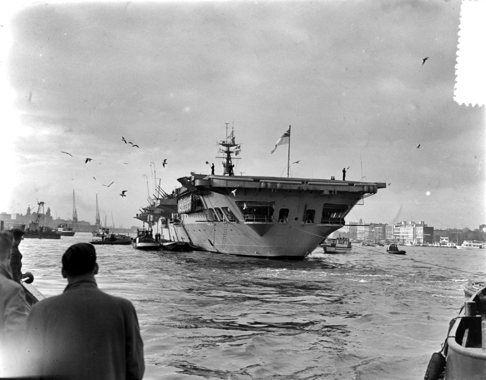 Canadees vliegtuigmotorschip Magnificent bezoekt Rotterdam, Bestanddeelnr 907-4037