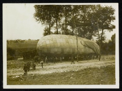 Canadian official Photographs taken at the front. Bringing out a kite balloon fo, Bestanddeelnr 158-1371