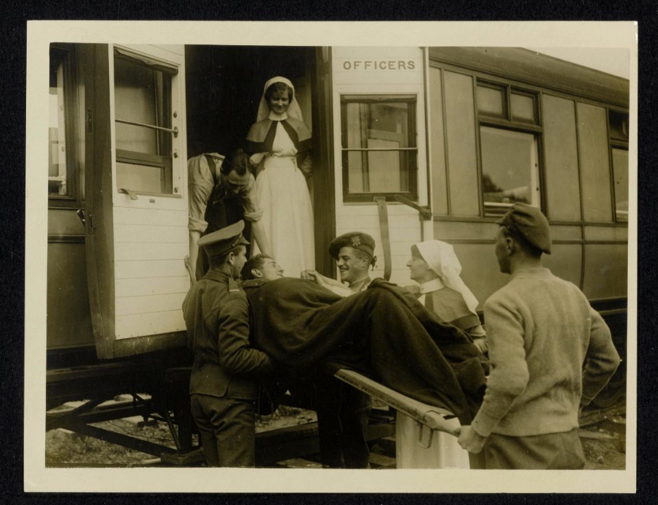Canadian Clearing Station - a jolly Canadian wounded officer leaves for England, Bestanddeelnr 158-1141