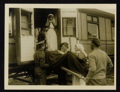 Canadian Clearing Station - a jolly Canadian wounded officer leaves for England, Bestanddeelnr 158-1141
