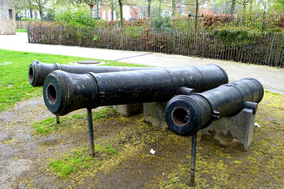 Cannons in the Parc de la Porte de Hal - Brussels, Belgium - DSC07812