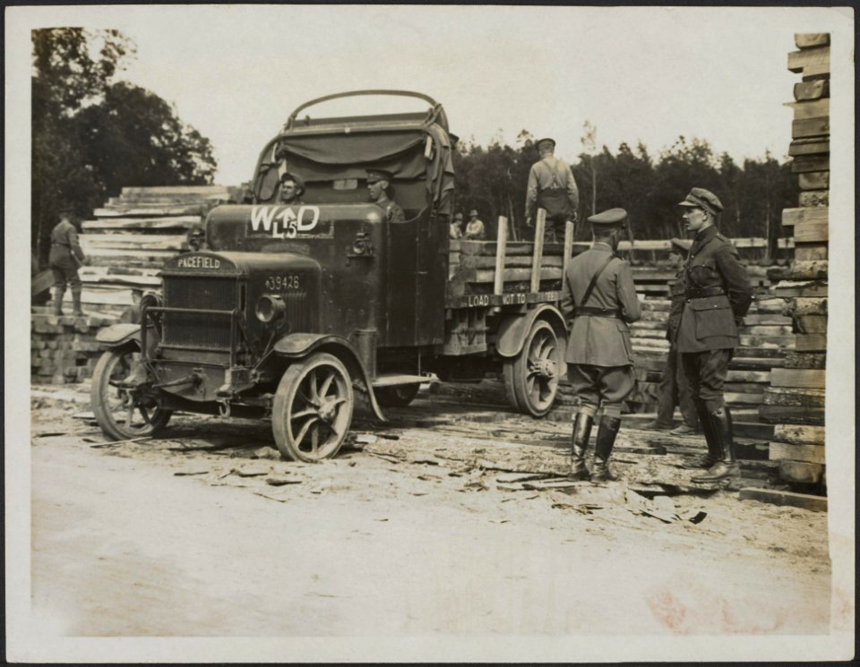 Canadian forestry. Loading of sleepers, Bestanddeelnr 158-1708