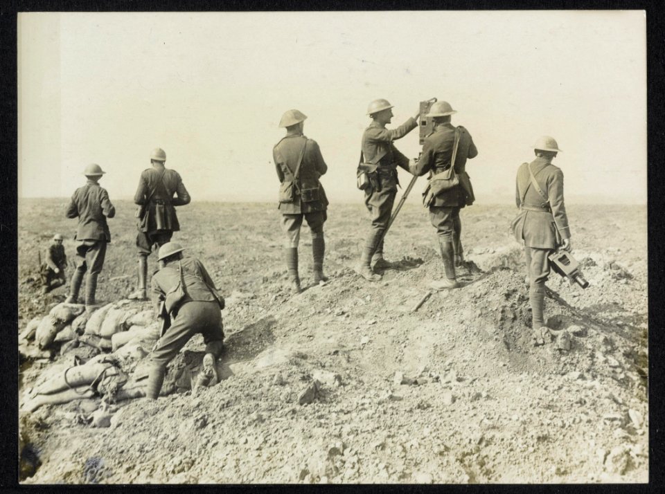 Canadian official photographer with other officers watching a bombardment, Bestanddeelnr 158-1117