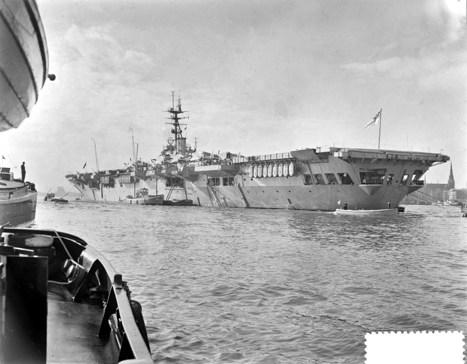 Canadees vliegtuigmotorschip Magnificent bezoekt Rotterdam, Bestanddeelnr 907-4036