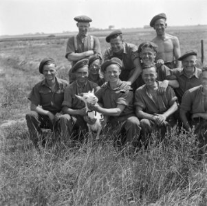 Canadese militairen helpen boeren Groepsportret met geit, Bestanddeelnr 900-5482