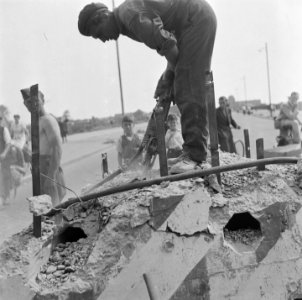 Canadese militair bezig met drilboor op een kazemat, Bestanddeelnr 900-5472