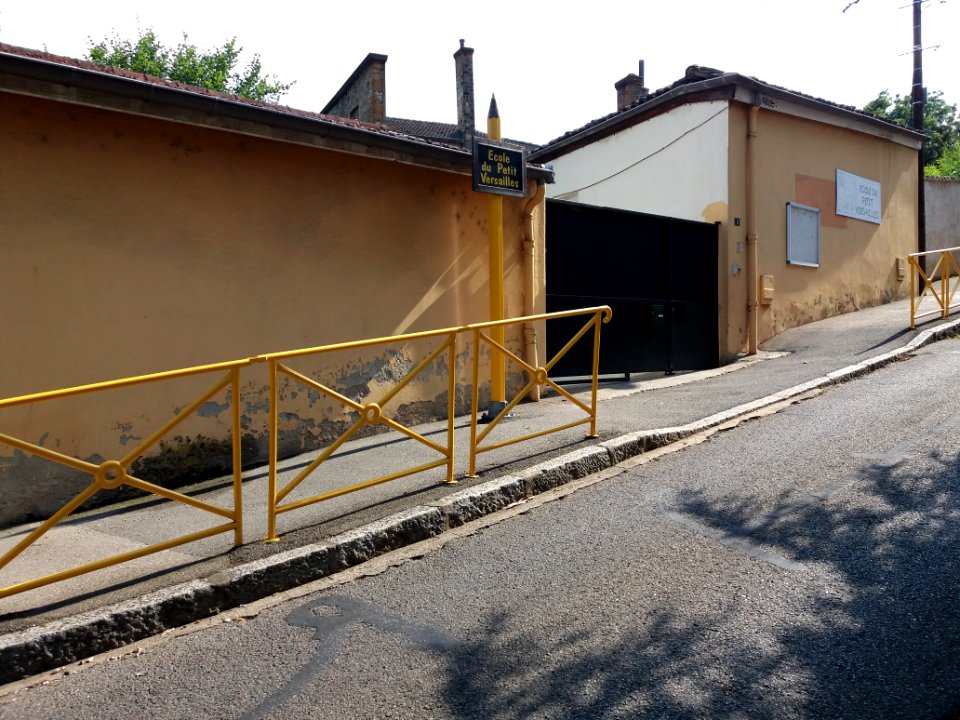 Caluire-et-Cuire - Montée du Petit Versailles, école du Petit Versailles