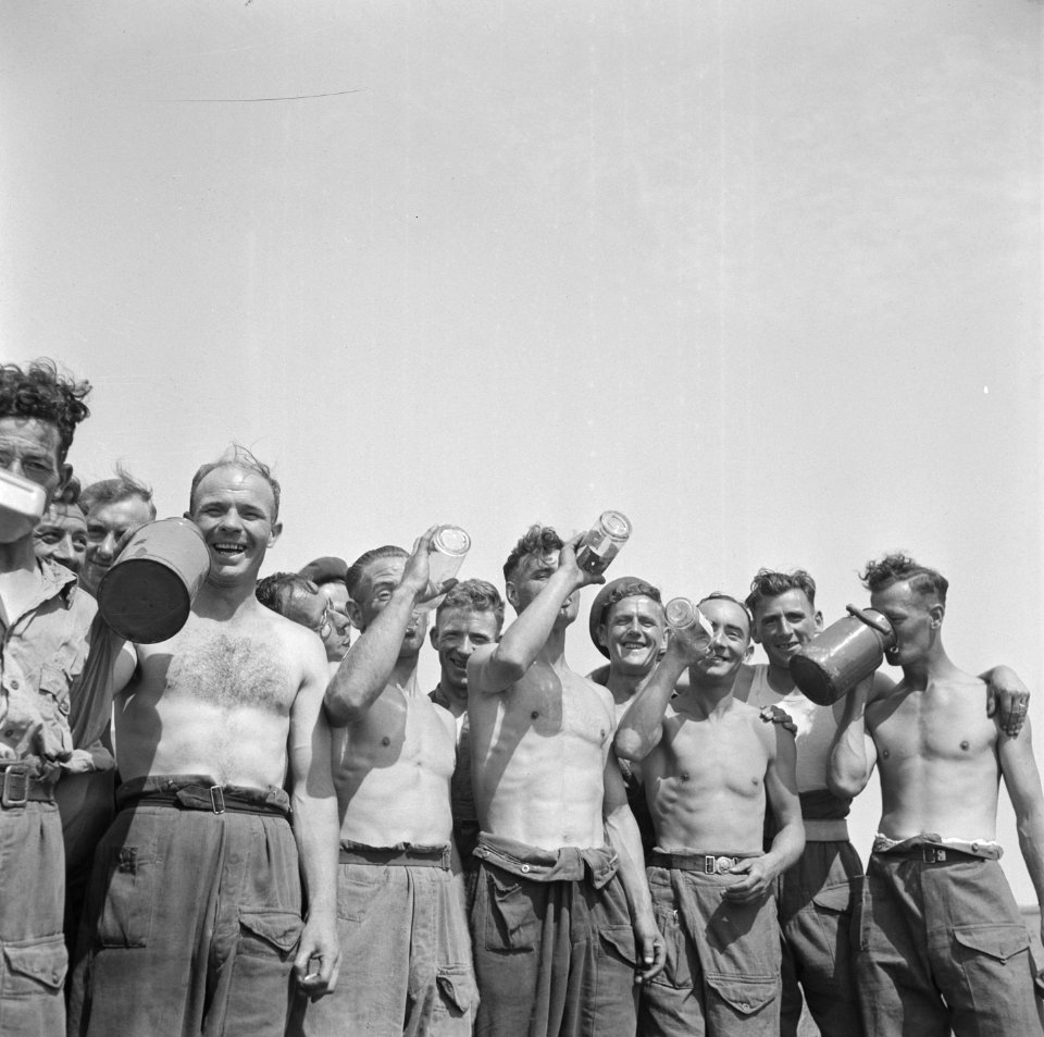 Canadese militairen helpen boeren. Drinken, Bestanddeelnr 900-5478