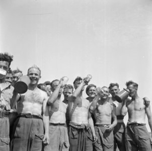 Canadese militairen helpen boeren. Drinken, Bestanddeelnr 900-5478