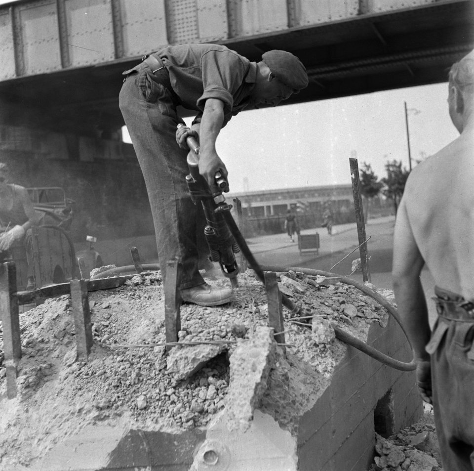 Canadese militair met drilboor op kazemat Achter hem een brug, Bestanddeelnr 900-5475