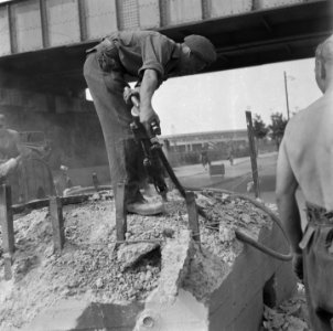 Canadese militair met drilboor op kazemat Achter hem een brug, Bestanddeelnr 900-5475