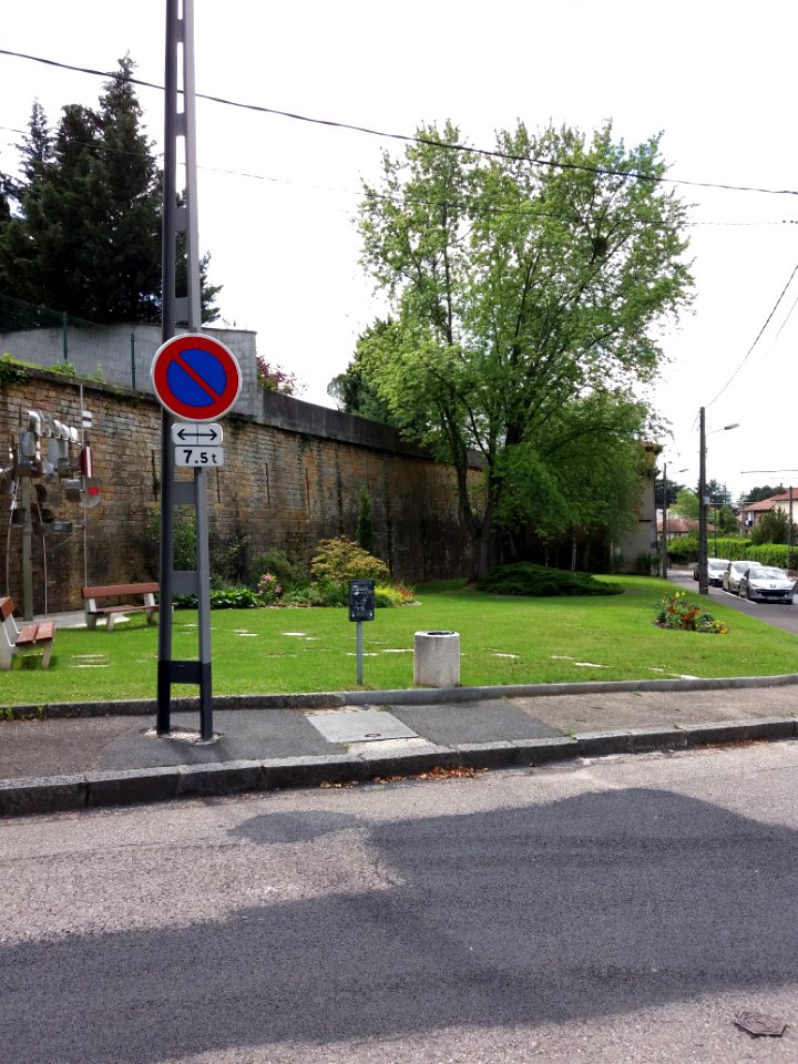 Caluire-et-Cuire - Rue Charles Péguy, jardin public à l'angle de la rue de Margnolles