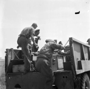 Canadese militairen helpen boeren, Bestanddeelnr 900-5477