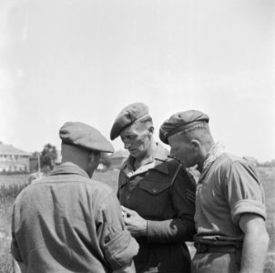 Canadese militairen overleggen, Bestanddeelnr 900-5473