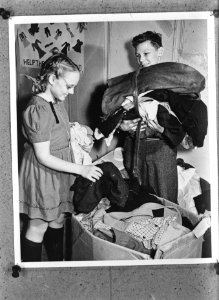 Canadese schoolkinderen verzamelen kleding voor Europa, Bestanddeelnr 901-3985