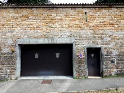Caluire-et-Cuire - Rue Abbé Lemire, portes à blasons