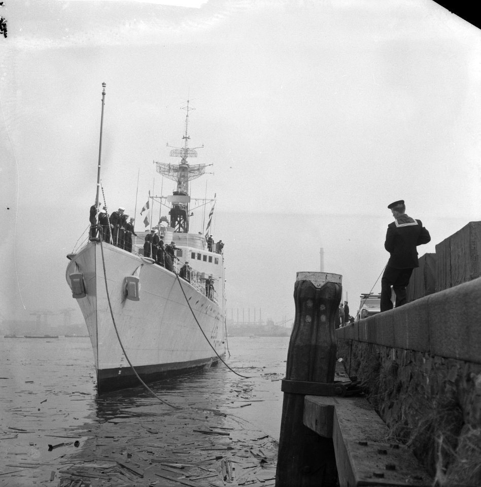 Canadese Fregat HMSC Crescent in Amsterdam, Bestanddeelnr 913-6811