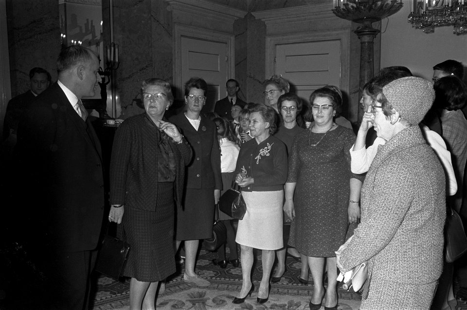 Canadees kinderkoor zong voor koningin Juliana op Paleis Soestdijk . Hier koning, Bestanddeelnr 920-8950