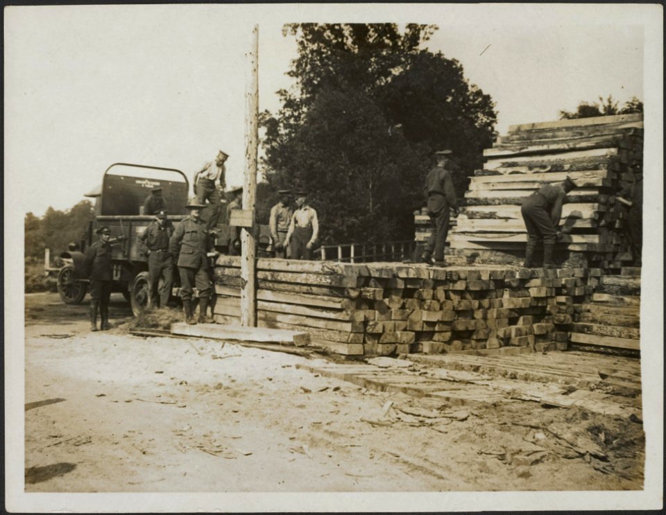 Canadian forestry. Loading of sleepers, Bestanddeelnr 158-1706
