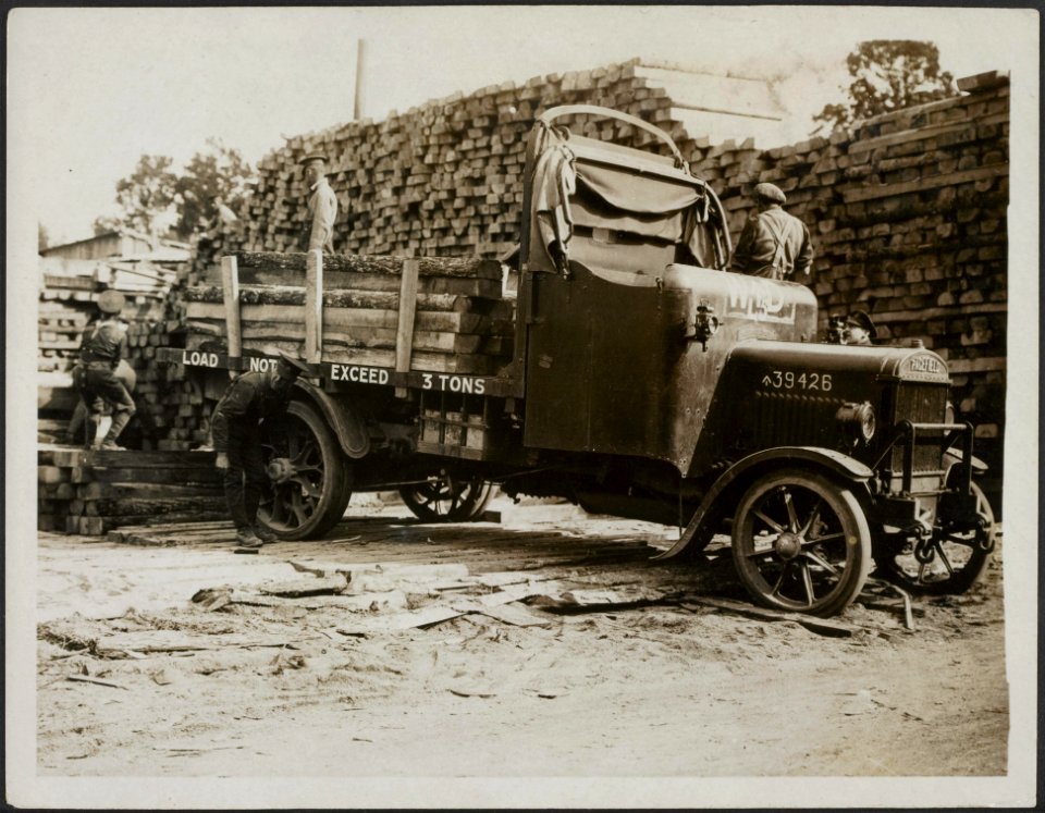 Canadian forestry. Loading of sleepers, Bestanddeelnr 158-1681