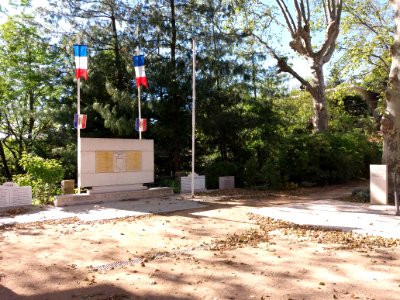 Caluire-et-Cuire - Place Jean Gouailhardou, monument aux morts