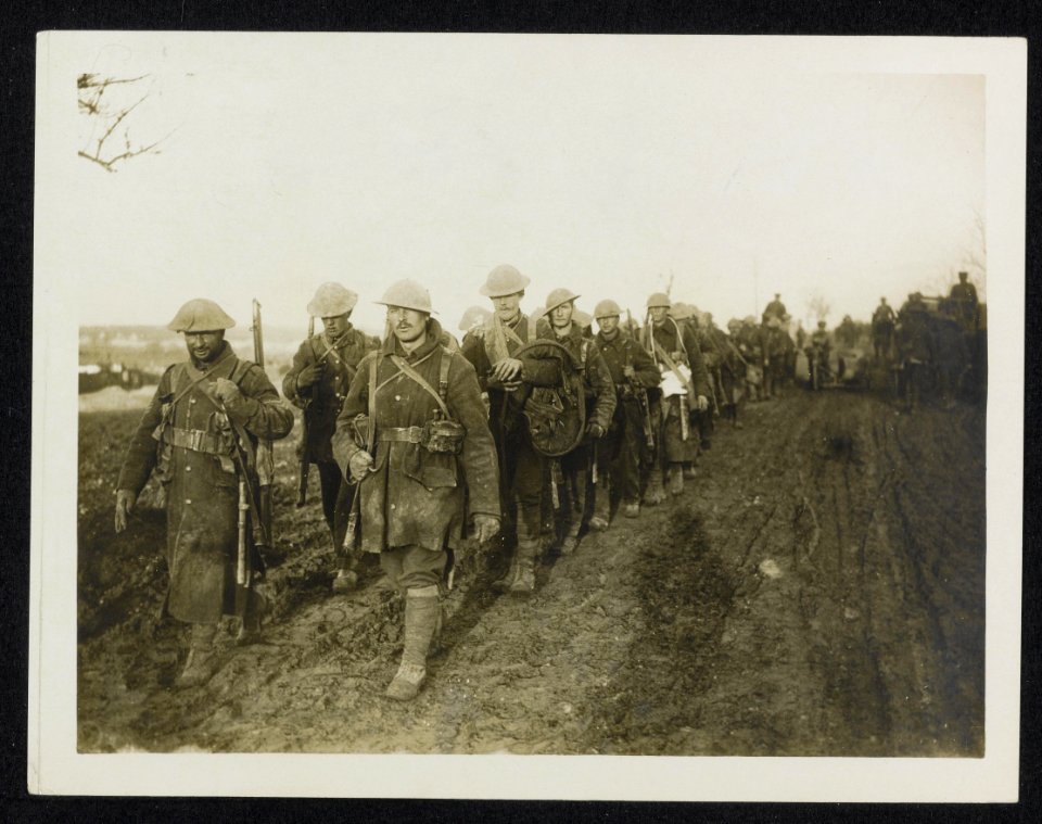 Canadian troops returning from the trenches, Bestanddeelnr 158-1157